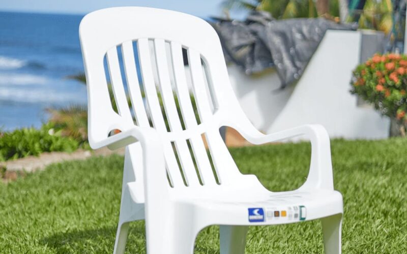 Muebles de plástico en El Salvador: ideales para exteriores y jardines