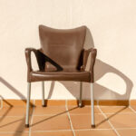 Descubre sillas de plástico en Guatemala con diseños que simulan madera