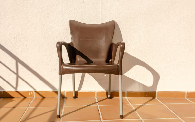 Descubre sillas de plástico en Guatemala con diseños que simulan madera